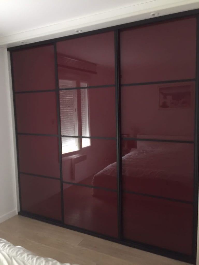 Placard coulissant en verre teinté rouge, sur mesure, réalisé par LJGAL dans une chambre à Toulouse.