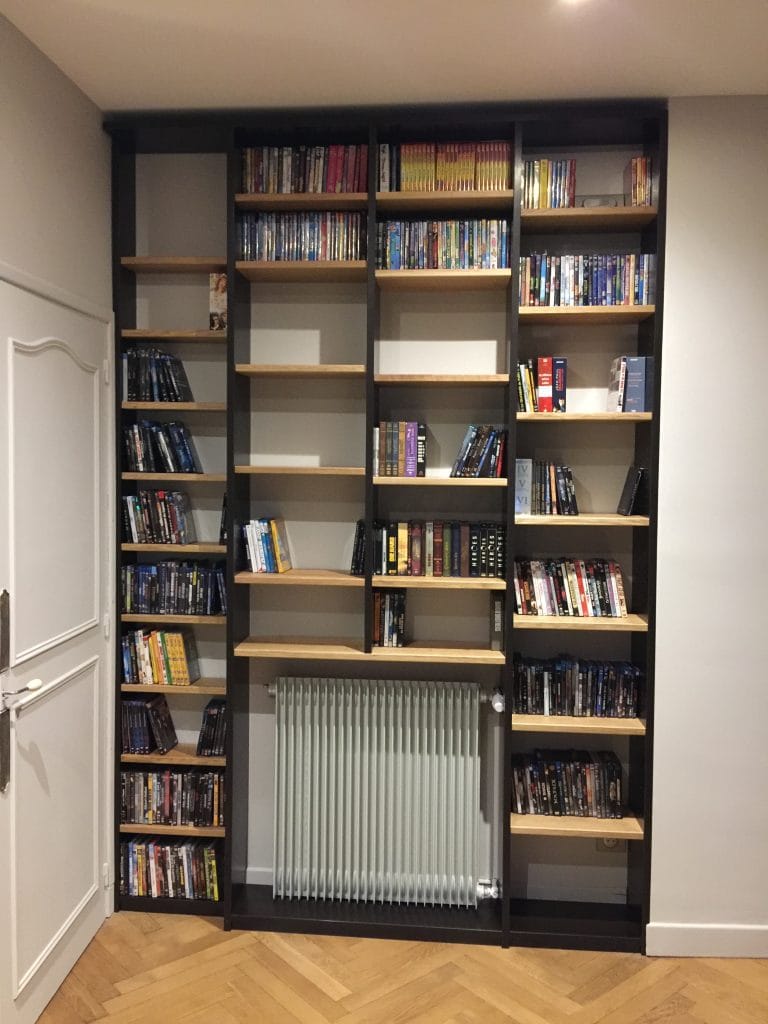Bibliothèques sur mesure intégrées harmonieusement dans l'intérieur, offrant une solution de rangement élégante et fonctionnelle.