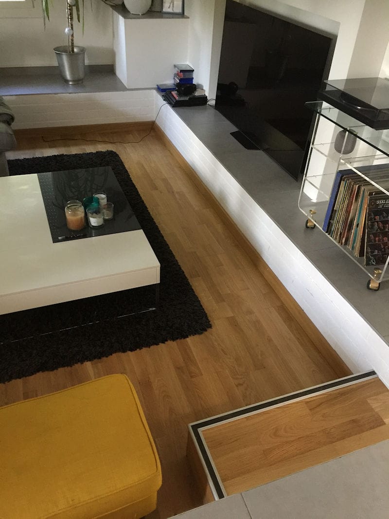 Aménagement sur mesure d'un coin télé moderne et fonctionnel avec parquet à Toulouse.