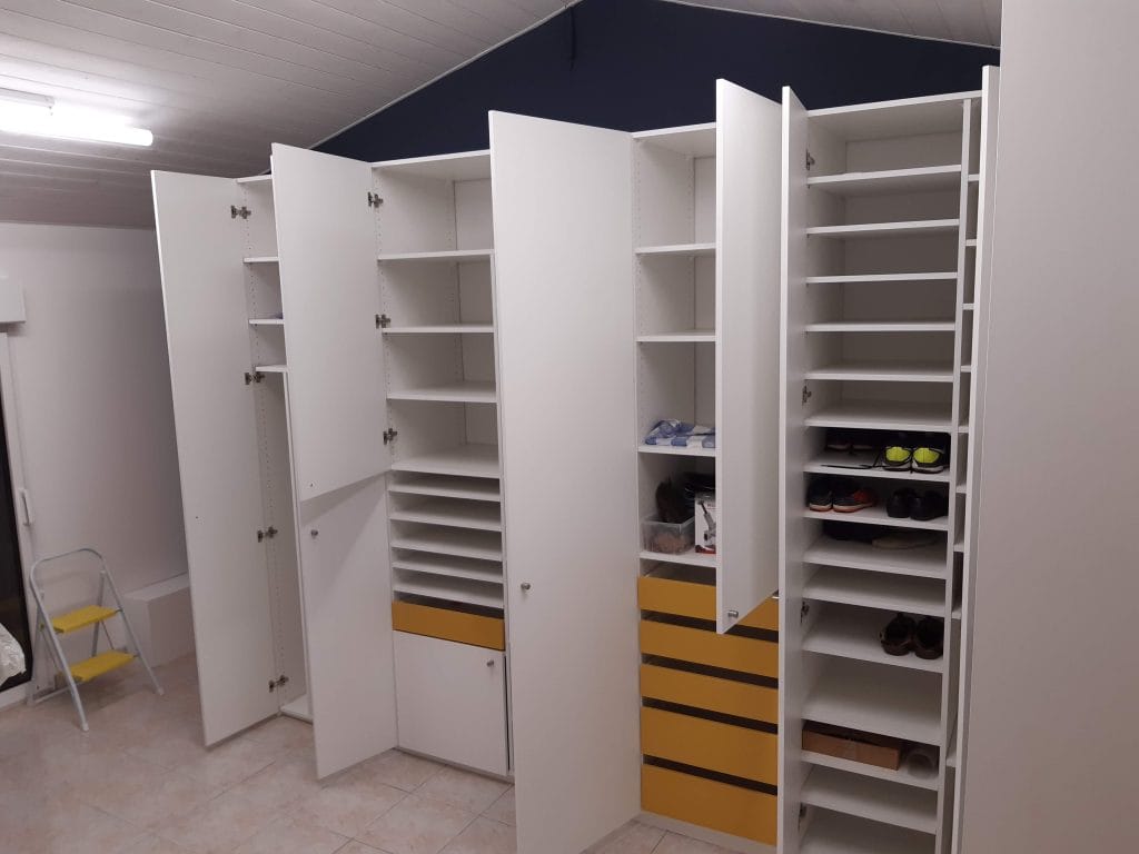 Dressing exclusif sans portes, offrant un aménagement optimisé pour un accès facile et une organisation parfaite de chaque espace.