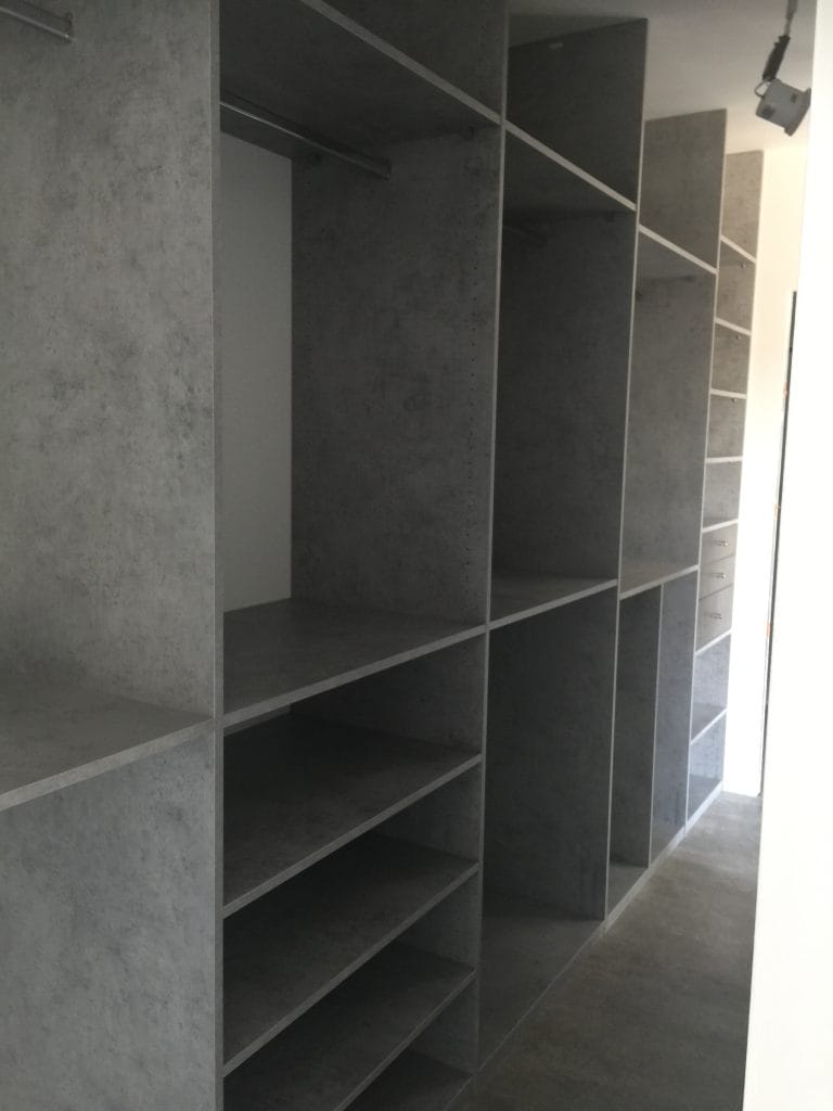 Installation de placards sur mesure dans un espace réduit à Toulouse, maximisant le rangement avec une solution personnalisée.