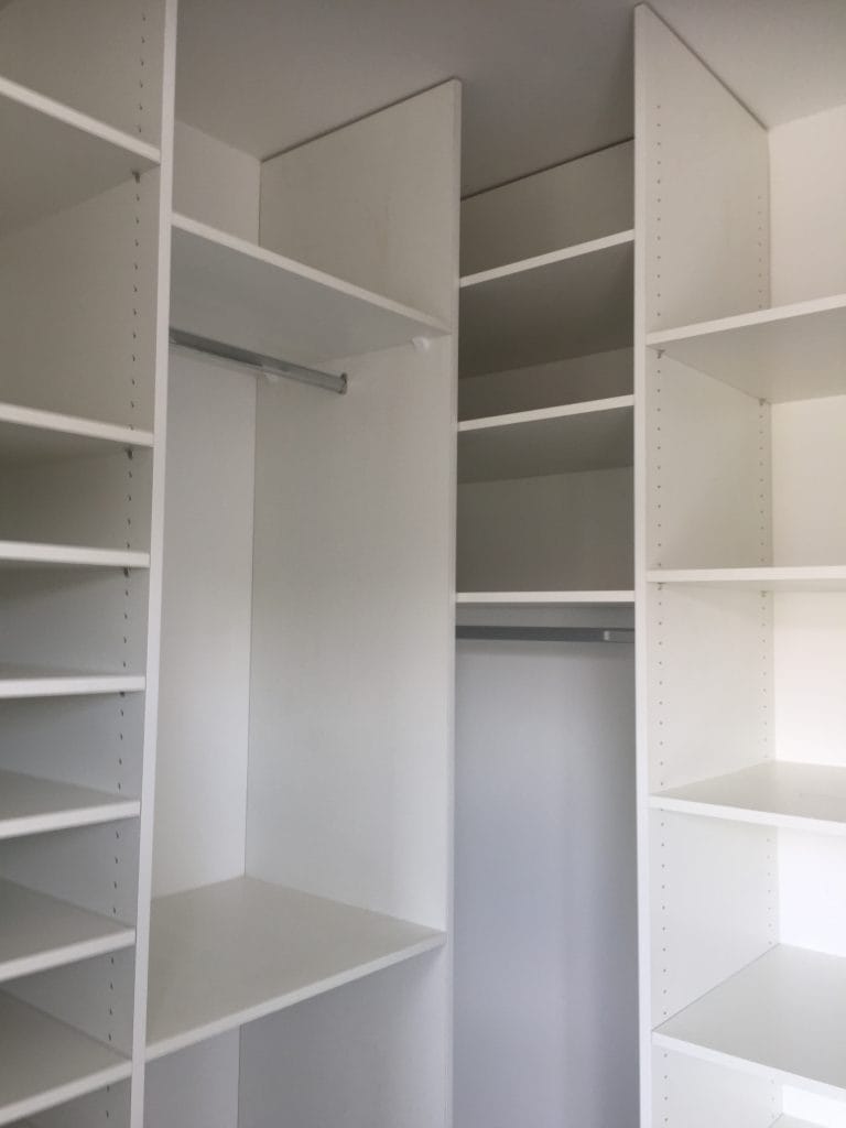 Placards sur mesure avec des solutions personnalisées pour maximiser l'espace de rangement, conçus avec des finitions soignées et fonctionnelles.