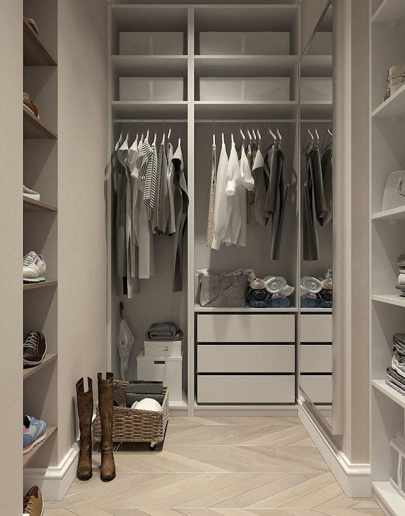 Dressing aménagé avec tiroirs et étagères sur mesure, chaussures et vêtements soigneusement rangés à Toulouse.